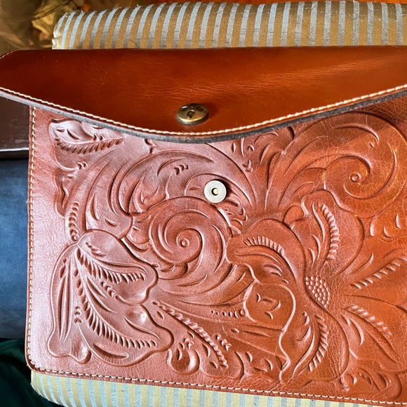 Patricia Nash envelope clutch/ I pad case - Picture 4 of 4